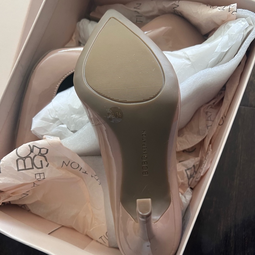 NWT BCBG Elegant Nude Pumps - Picture 3 of 4